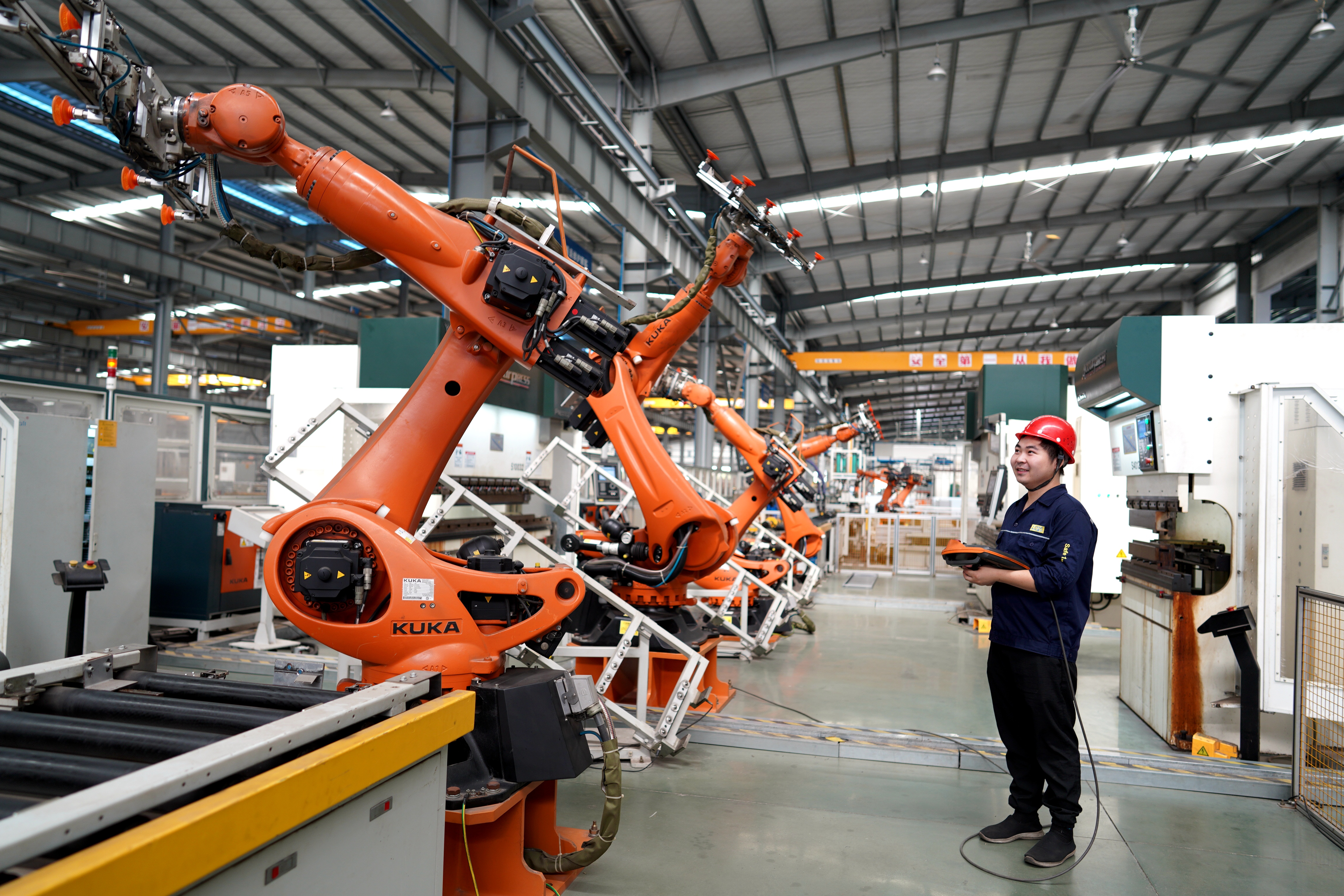 恒達(dá)富士智能化廳門生產(chǎn)流水線 恒達(dá)富士智能化廳門生產(chǎn)流水線